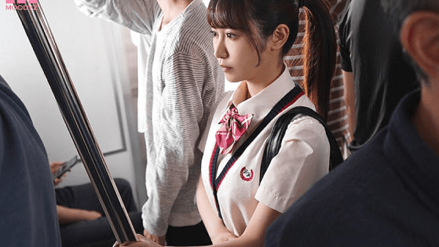 MIDV-599_Em nữ sinh váy ngắn trên tàu điện Ono Rikka