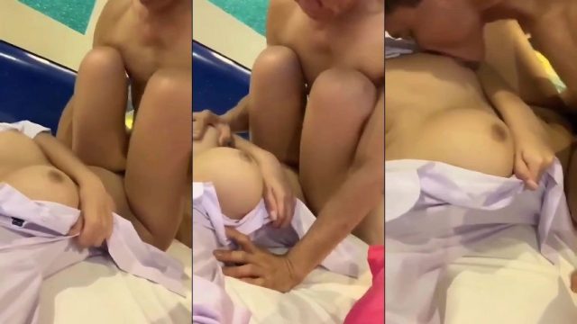 Bé nữ sinh vú to trong áo đồng phục trường được anh gymer chịch sướng em còn tự quay phim
